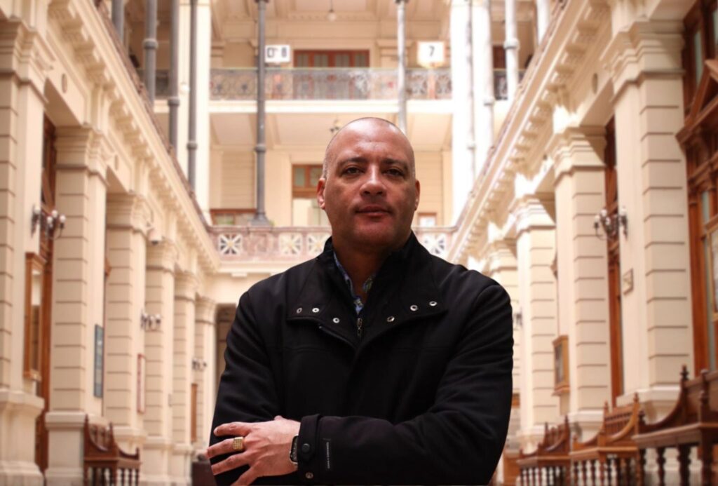 Ernesto Vera logra regularización para extranjera