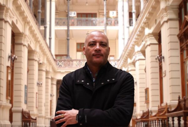 Ernesto Vera logra regularización para extranjera